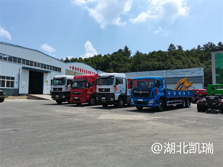 四台新款计量检衡车齐发车（左前）