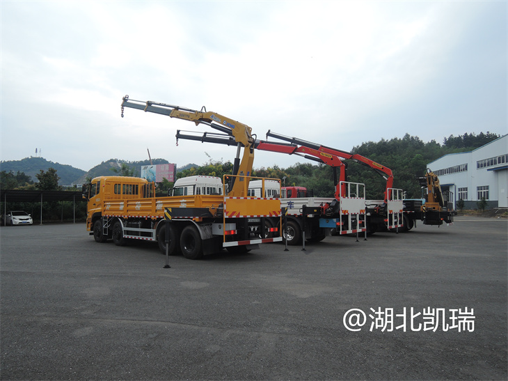 四台“汇斯诚”牌计量检衡车（左后）