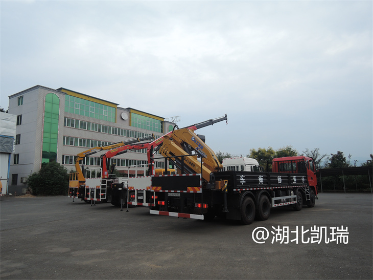 四台“汇斯诚”牌计量检衡车（右后）