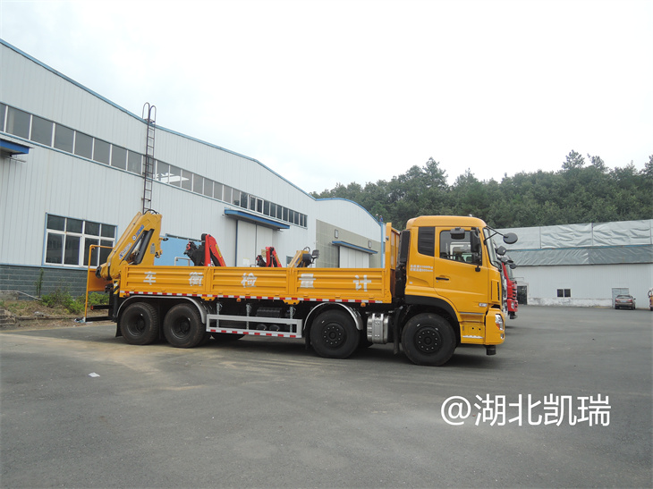 四台“汇斯诚”牌计量检衡车（右）